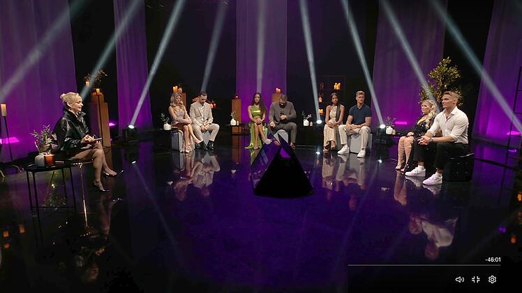 Moderatorin Janin Ullmann (links) begr&uuml;&szlig;t die (Ex-)Paare.