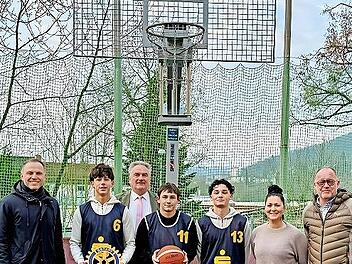 Steffen Krambo, Nikolay, Rektor Hans Hanna, Michael, Fuad, Konrektorin Katja Kiesel und Frank Kugler.