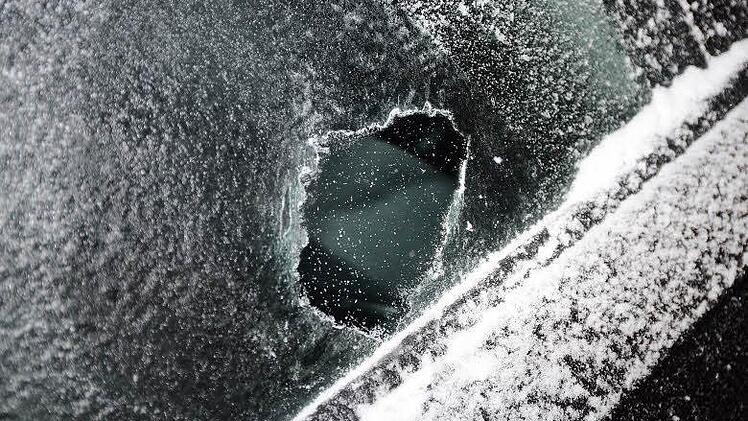 Die dicke Eisschicht macht ein Freikratzen ohne zusätzliche Hilfsmittel nahezu unmöglich. Foto: Thomas Kraus