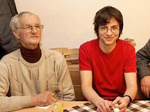 Vorsitzender Alfred Fradl (linkes) freut sich mit Dekan Kilian Kemmer, dass Bernhard Schöfer (Mitte) die Nachfolge von Wolfgang Först als Organist angetreten hat. Foto: Johanna Blum