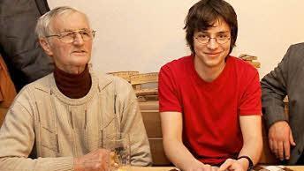 Vorsitzender Alfred Fradl (linkes) freut sich mit Dekan Kilian Kemmer, dass Bernhard Schöfer (Mitte) die Nachfolge von Wolfgang Först als Organist angetreten hat. Foto: Johanna Blum