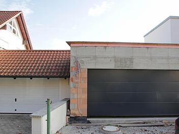 Weil dem Nachbarn (links) das Garagendach (rechts) des Stadtrates Peter Kaiser zu hoch ist, gab es Streit im Bauausschuss. Foto: Roepert