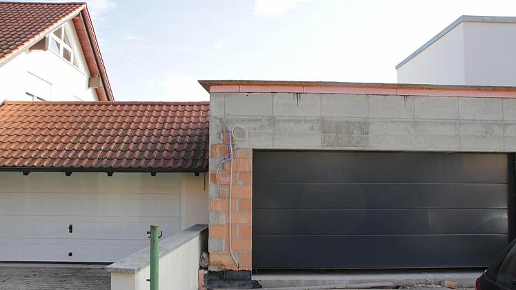 Weil dem Nachbarn (links) das Garagendach (rechts) des Stadtrates Peter Kaiser zu hoch ist, gab es Streit im Bauausschuss. Foto: Roepert