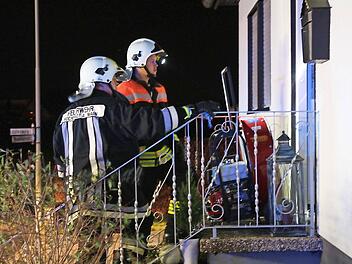 Die Feuerwehrkräfte brachten den Schwelbrand in der Pommernstraße schnell unter Kontrolle. Foto: Werner Hauber
