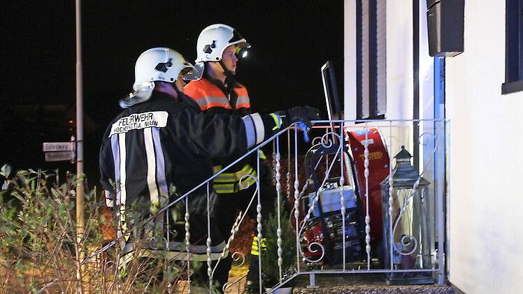 Die Feuerwehrkräfte brachten den Schwelbrand in der Pommernstraße schnell unter Kontrolle. Foto: Werner Hauber