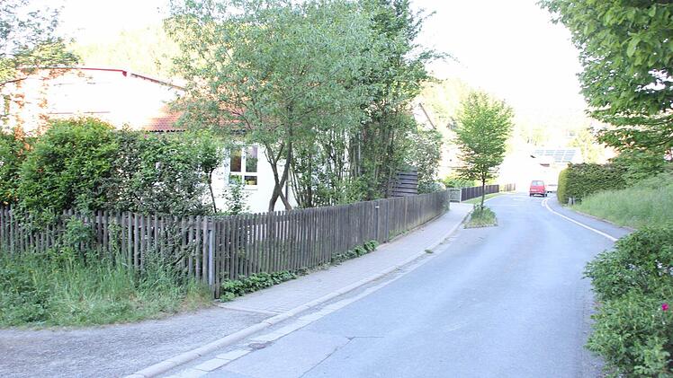 Die Kinder sollen durch einen weiteren Zaun zur Straße hin abgesichert werden. Der Gehsteig befindet sich im Besitz des Kindergartens.  Foto: Friedwald Schedel