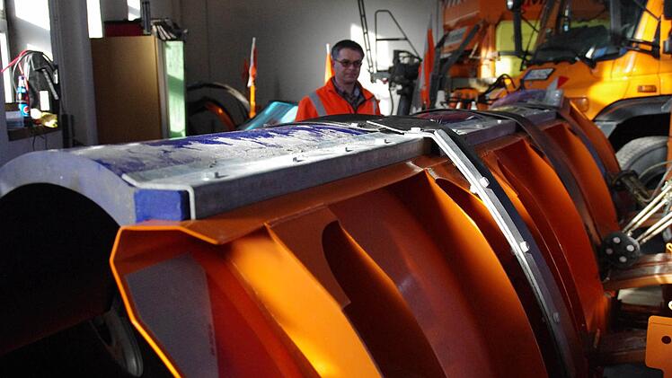 Ein neues Fahrzeug kann mit einem neuen Schneepflug ausgestattet werden, der mit einem Verbreiterungselement eine Breite von 4,30 Meter erreicht. Foto: Marco Meißner