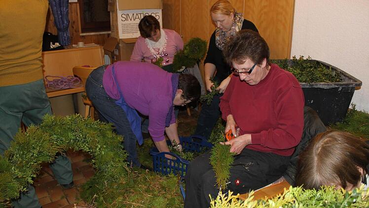 Die einen schneiden die anderen binden. Foto: Carmen Schwind