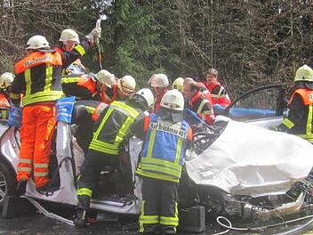 Der 2. April 2015 war für die Fahrerin dieses Wagens und ihren Beifahrer ein Schicksalstag. Auf nasser Straße brach das Fahrzeug aus und schleuderte gegen einen Sattelzug. Foto: Polizeiinspektion Bad Brückenau