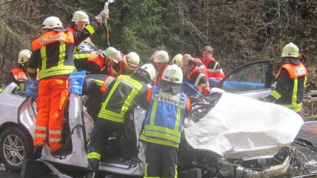 Der 2. April 2015 war für die Fahrerin dieses Wagens und ihren Beifahrer ein Schicksalstag. Auf nasser Straße brach das Fahrzeug aus und schleuderte gegen einen Sattelzug. Foto: Polizeiinspektion Bad Brückenau