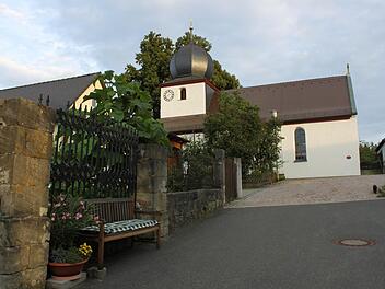 Angetan war die Kommission vom schönen Platz vor der Kirche. Foto: Carmen Schwind