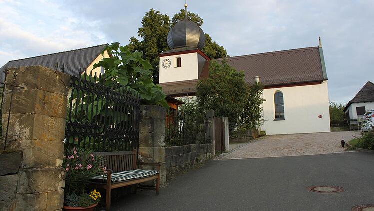Angetan war die Kommission vom schönen Platz vor der Kirche. Foto: Carmen Schwind