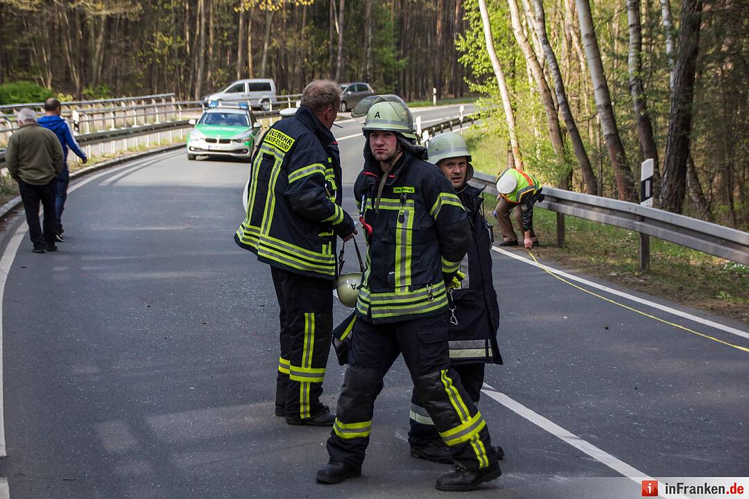 Unfall: Auto gerät bei Beutelsdorf auf Gegenfahrbahn und streift einen Traktor