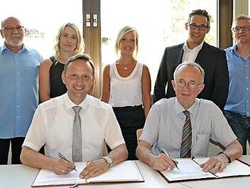 Den Mietvertrag für den neuen Hort unterzeichneten Bürgermeister Robert Bosch (vorne links) und Dekan Hans Roppelt (vorne rechts). Mit im Bild (hintere Reihe von links) Karl-Heinz Schultes, Amelie Hofmann, Nina Schorsch, Michael Seck und Ronny Thater. Foto: Uschi Prawitz