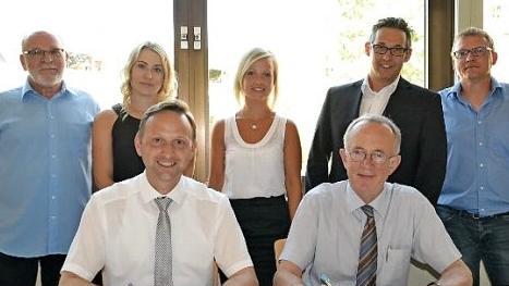 Den Mietvertrag für den neuen Hort unterzeichneten Bürgermeister Robert Bosch (vorne links) und Dekan Hans Roppelt (vorne rechts). Mit im Bild (hintere Reihe von links) Karl-Heinz Schultes, Amelie Hofmann, Nina Schorsch, Michael Seck und Ronny Thater. Foto: Uschi Prawitz
