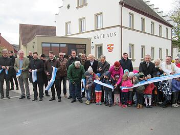 Die am Bau Beteiligten, Behördenvertreter, Kommunalpolitiker und Kinder übergaben die Kissinger Straße mit dem Zerschneiden des Bandes dem Verkehr. Winfried Ehling
