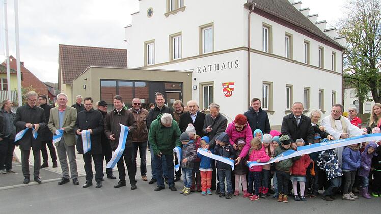 Die am Bau Beteiligten, Behördenvertreter, Kommunalpolitiker und Kinder übergaben die Kissinger Straße mit dem Zerschneiden des Bandes dem Verkehr. Winfried Ehling