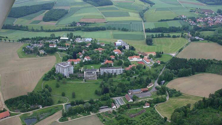 Der Gutshof Kutzenberg unterhalb des Klinikbereichs. Deutlich sind die Obstbaumplantage und einer der Weiher zu sehen. Archivfoto: Matthias Einwag