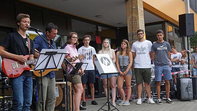 F&uuml;r den emotionalen H&ouml;hepunkt des Schulfestes sorgten Niklas Diller (Q11) und Stefan Blinzler (von links) mit der Darbietung des Songs "Einen Espresso mit dir", der an den im April verstorbenen ehemaligen stellvertretenden Schulleiter Alf Merkel erinnerte.  mts