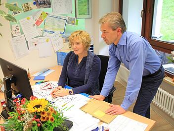 Nicole Stegmeyer von der Pflegedienstleitung und Heimleiter Jan Pyschny vergeben im BRK-Seniorenheim in Etzelskirchen freie Plätze primär nach der Warteliste.  Foto: Andreas Dorsch (Archiv)