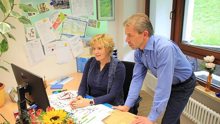 Nicole Stegmeyer von der Pflegedienstleitung und Heimleiter Jan Pyschny vergeben im BRK-Seniorenheim in Etzelskirchen freie Plätze primär nach der Warteliste.  Foto: Andreas Dorsch (Archiv)