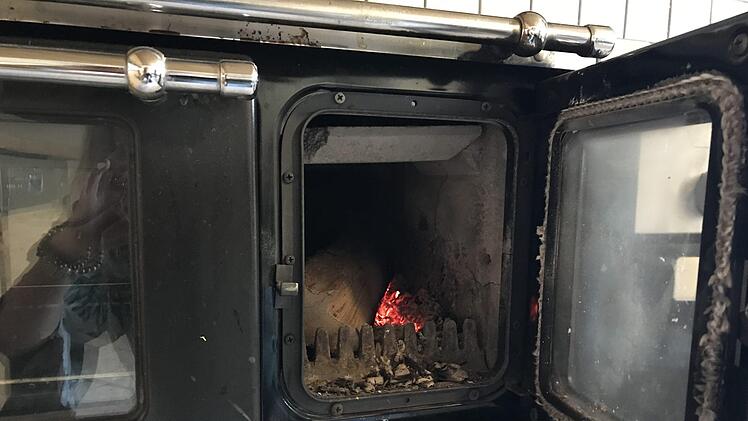 Ein seltener Anblick im 21. Jahrhundert: Herdfeuer in der Küche. Foto: Anja Vorndran