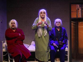 Szene aus "Forgotten Things" im Coburger Theater in der Reithalle (von links): Stephan Mertl, Kerstin Hänel, Thomas Straus).Foto: Henning Rosenbusch