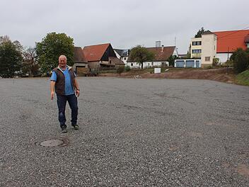 Im nächsten Jahr soll sich der jetzt noch graue Festplatz in frischem Grün zeigen. Zweiter Bürgermeister JosefWichert zeigt, woin diesem Jahr der Kirchweihbaumstehen wird.