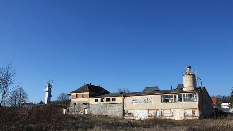 Weit im Gelände liegt das Wasserwerk, das ebenfalls abgerissen wird. Links ist der Schlauchturm der Mainleuser Wehr zu sehen.