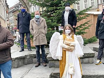 Start für den Baum der Hoffnung mit (v.l.) Klaus Stieringer, Fabian Franke, Andreas Starke, Thomas Ferenz, das Bamberger Christkind und Thomas Lehmann.