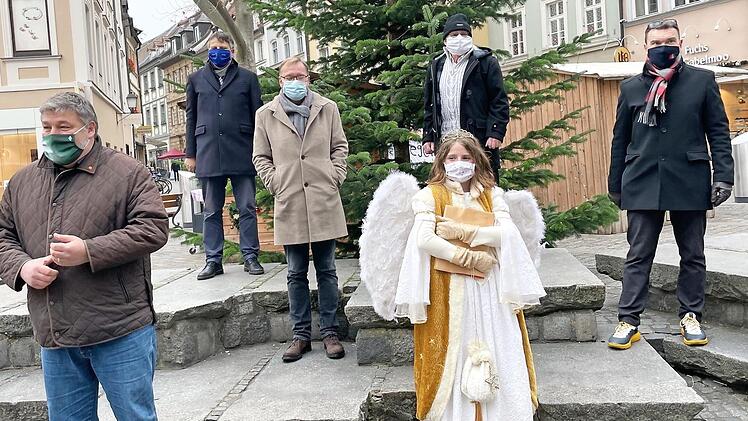 Start für den Baum der Hoffnung mit (v.l.) Klaus Stieringer, Fabian Franke, Andreas Starke, Thomas Ferenz, das Bamberger Christkind und Thomas Lehmann.