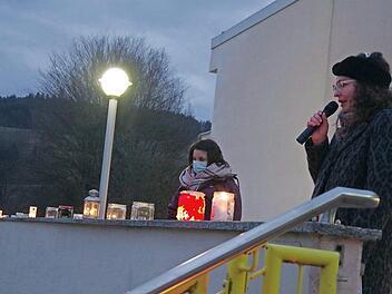 Pfarrerin Rebekka Pöhlmann und Elternbeirätin Kristina Fritsche gestalteten am letzten Schultag vor dem Lockdown eine zauberhafte kleine Lichter-Andacht.  Foto: Heike Schülein