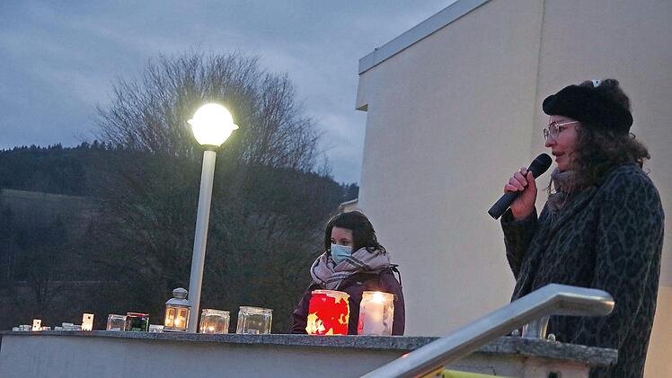 Pfarrerin Rebekka Pöhlmann und Elternbeirätin Kristina Fritsche gestalteten am letzten Schultag vor dem Lockdown eine zauberhafte kleine Lichter-Andacht.  Foto: Heike Schülein