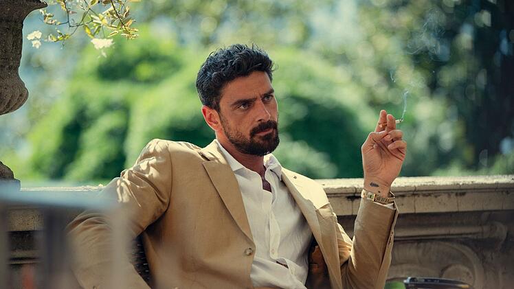 Kann man ihm trauen? Francesco "Cico" Maldini (Michele Morrone) arbeitet f&uuml;r den Paten Moretti und fungiert als Verbindungsmann zwischen diesem und Eddie und Susie.