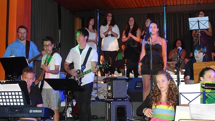 Celina Lassmann mit Band.