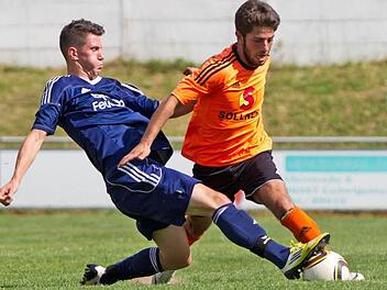 So engagiert und resolut wie Lukas Wäcker in dieser Szene gegen Yakup Karapinar (ASV Kleintettau) wollen müssen die Spieler des TSV Ludwigsstadt auch morgen in die Zweikämpfe gehen. Foto: Heinrich Weiß