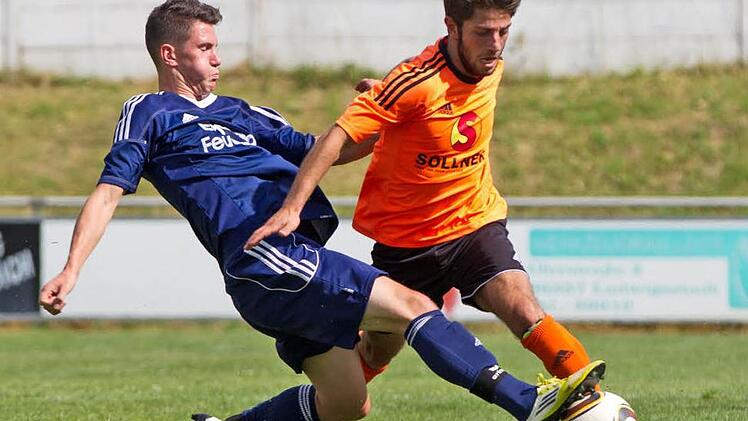 So engagiert und resolut wie Lukas Wäcker in dieser Szene gegen Yakup Karapinar (ASV Kleintettau) wollen müssen die Spieler des TSV Ludwigsstadt auch morgen in die Zweikämpfe gehen. Foto: Heinrich Weiß