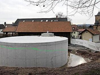 Der Betonklotz vor dem Wernsteiner Schloss- vor einem Jahr schon abgebrochen - beschäftigt immer noch den Mainleuser Gemeinderat. Es geht darum, wer die Kosten von 61 000 Euro für Bau und Abriss des Löschwasserbehälters übernimmt. Foto: Jürgen Gärtner