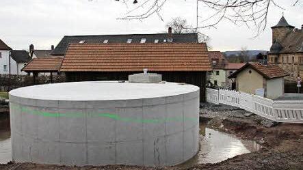 Der Betonklotz vor dem Wernsteiner Schloss- vor einem Jahr schon abgebrochen - beschäftigt immer noch den Mainleuser Gemeinderat. Es geht darum, wer die Kosten von 61 000 Euro für Bau und Abriss des Löschwasserbehälters übernimmt. Foto: Jürgen Gärtner