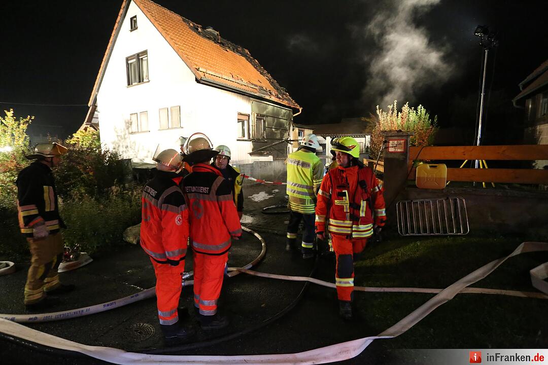 Brennender Pkw greift auf Wohnhaus ueber - Dachstuhlbrand