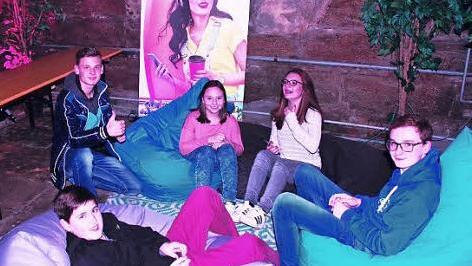 Zwanglos geht es in der Chillecke zu.  Foto: Roland Dietz