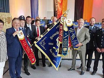 Fahnenbänder für die Jubelwehr Kupferberg spendierten Stadt und Schirmherr Landrat Klaus Peter Söllner. Unser Bild zeigt (von links) Landtagsvizepräsidentin Inge Aures, Landrat Söllner, Markus Ott, Landtagsabgeordneten Martin Schöffel, Zweiten Bürgermeister Werner Stapf, Kreisbrandrat Stefan Härtlein, Dritten Bürgermeister Volker Matysiak, Vorsitzenden Michael (Micha) Hain und Kommandanten Michael (Michi) Hain.