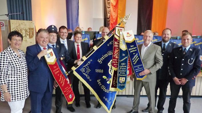 Fahnenbänder für die Jubelwehr Kupferberg spendierten Stadt und Schirmherr Landrat Klaus Peter Söllner. Unser Bild zeigt (von links) Landtagsvizepräsidentin Inge Aures, Landrat Söllner, Markus Ott, Landtagsabgeordneten Martin Schöffel, Zweiten Bürgermeister Werner Stapf, Kreisbrandrat Stefan Härtlein, Dritten Bürgermeister Volker Matysiak, Vorsitzenden Michael (Micha) Hain und Kommandanten Michael (Michi) Hain.