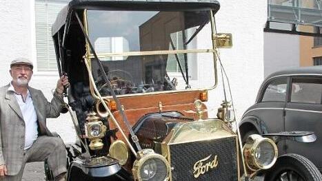 Eines der ältesten Fahrzeuge präsentiert Bernd Fuhrich: ein "Ford Tin Lizzy" aus dem Jahre 1912. Fotos: Stephan Stöckel