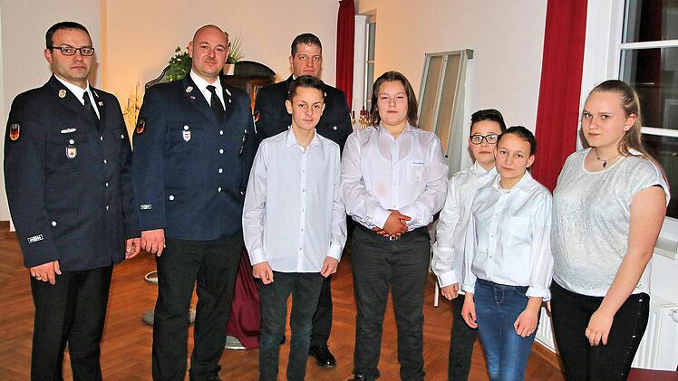 In die Jugendfeuerwehr aufgenommen wurden diese jungen Leute (rechts). Darüber freuen sich der stellvertretende Kommandant Thomas  Froning, Kommandant Robert Müller und der Vereinsvorsitzende Benjamin  Schulz. Dieter Britz