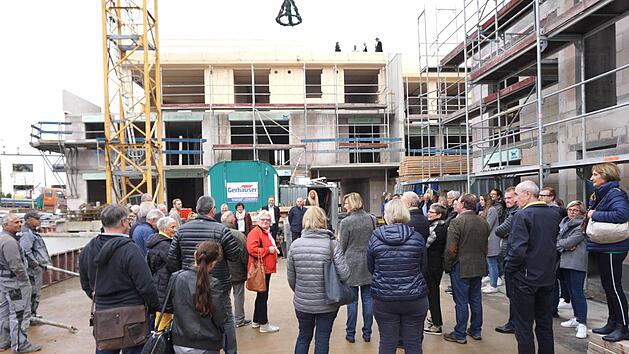 Handwerker und k&uuml;nftige Bewohner warteten gemeinsam auf den Richtspruch.      Richard S&auml;nger