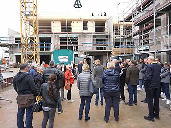 Handwerker und künftige Bewohner warteten gemeinsam auf den Richtspruch.      Richard Sänger