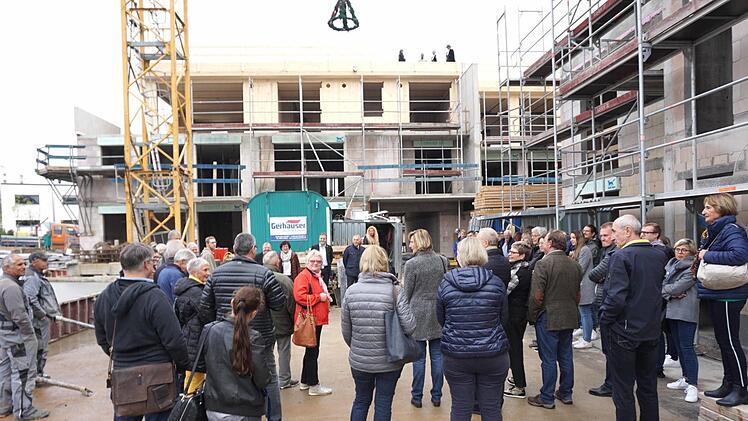 Handwerker und künftige Bewohner warteten gemeinsam auf den Richtspruch.      Richard Sänger