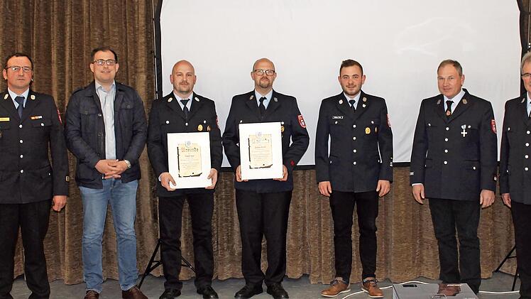 Auf dem Bild sind von links: Kreisbrandmeister Torsten B&uuml;chner, B&uuml;rgermeister Florian Atzm&uuml;ller, Frank Iten (25 Jahre FFW-Mitglied) und Jochen Reith (25 Jahre FFW-Mitglied), 1. Kommandant Niklas Fink, Michael Reith und 2. Kommandant Winfried Reith.