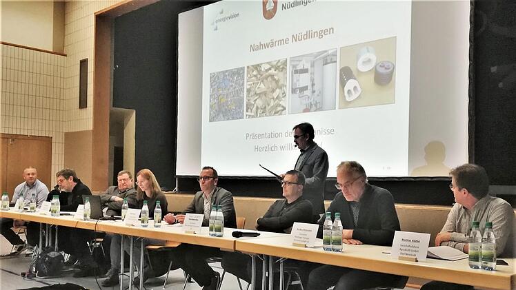Mit einem Großaufgebot regionaler Praktiker und Berater warb Bürgermeister Harald Hofmann (stehend) für die Gründung einer Genossenschaft.